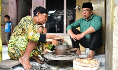 Cagub Jabar HM Ridwan Kamil tengah menyaksikan warga yang sedang membuat gerabah di Desa Sitiwinangun, Kecamatan Jamblang, Kabupaten Cirebon, Rabu (7/3). 