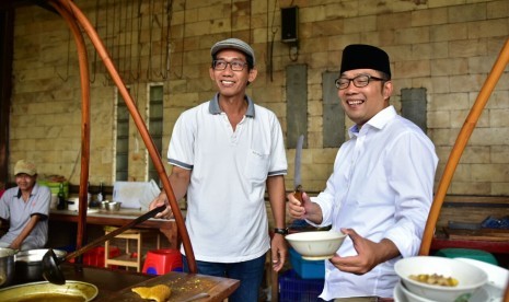 Cagub Jabar nomor urut 1 HM Ridwan Kamil (berpeci) mendatangi rumah makan empal gentong H Apud di Cirebon, Selasa (6/3). 