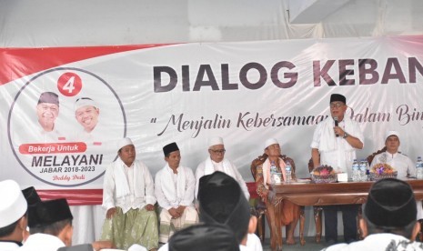 Cagub Jabar nomor urut 4 H Deddy Mizwar berkunjung dan berdialog di Pontren Nadwatul Ummah Buntet, Kabupaten Cirebon, Kamis (8/3). 