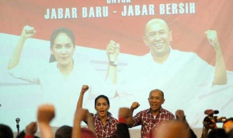  Cagub Jabar pasangan Rieke Dyah Pitaloka dan Teten Masduki.