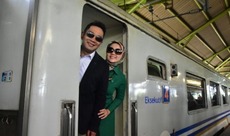 Cagub Jabar Ridwan Kamil bersama istri menggunakan kereta menuju Jakarta, Sabtu (17/2).