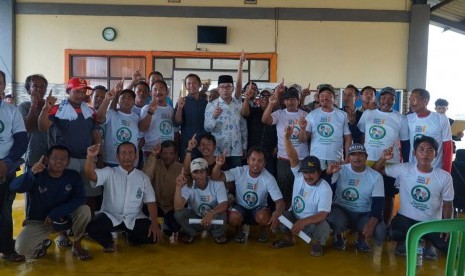 Cagub Jabar Ridwan Kamil bersama nelayan Desa Dadap, Kecamatan Juntinyuat, Kabupaten Indramayu, Selasa (24/4).