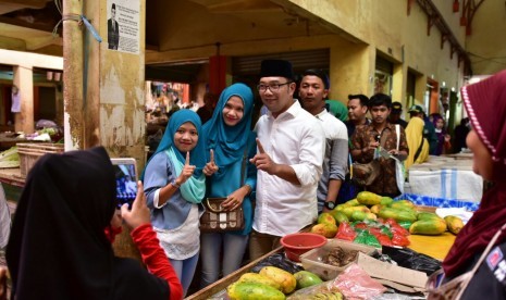 Cagub Jabar Ridwan Kamil saat di Pasar Banjar, Kota Banjar, Ahad (20/5).