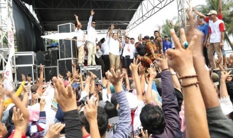 Cagub Jakarta Anies Baswedan menutup masa kampanye Pilkada putaran kedua dengan menyapa ribuan relawan di seberang RPTRA Kalijodo, Jakarta Utara, Sabtu (15/4).