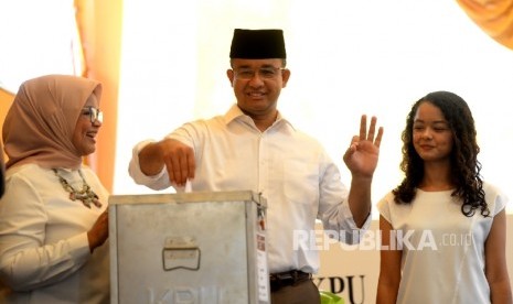 Cagub nomor urut tiga Pilkada DKI Jakarta Anies Baswedan didampingi istri dan anak menggunakan hak pilih di TPS 28, Cilandak Barat, Jakarta Selatan, Rabu (15/2). 