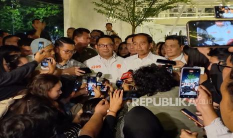 Cagub nomor urut 1 Ridwan Kamil dan Presiden ke-7 Republik Indonesia Joko Widodo saat memberikan keterangan kepada wartawan di kawasan Cempaka Putih, Jakarta Timur, Senin (18/7/2024).