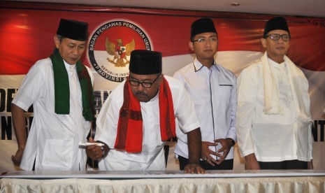 Cagub Rano Karno (kedua kiri) manandatangani pakta integritas saat Deklarasi Anti Politik Uang yang juga diikuti Cagub Wahidin Halim (kanan), Cawagub Andika Hazrumi (kedua kanan) dan Embay Mulya Syarif (kiri).