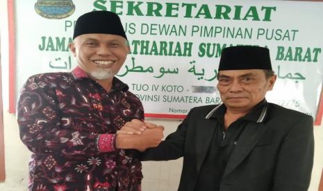 Cagub Sumatra Barat nomor urut 4 Mahyeldi A bersilaturahim dengan Ketua Jamaah Asyatahiriyah Tengku Mudo Ismet Ismail , Agam, Sumbar.