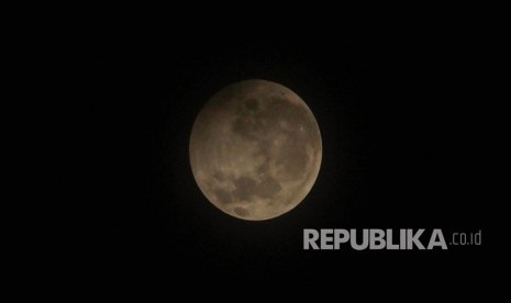 Cahaya bulan purnama terlihat redup saat memasuki fase Gerhana Bulan Penumbra di langit Kota Lhokseumawe, Aceh, Sabtu (11/1/2020) dini hari.