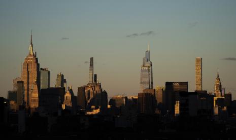 Cahaya jatuh di cakrawala New York saat matahari terbenam, 20 November 2022, di New York. Sebuah penelitian yang diterbitkan di jurnal Earth’s Future bulan ini mengungkap terjadinya penurunan muka tanah kota New York, Amerika Serikat (AS). Kecepatannya rata-rata satu hingga dua milimeter per tahun. Menurut penelitian tersebut, New York nantinya akan terendam air laut.