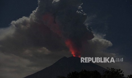 Cahaya magma dalam kawah Gunung Agung terpantul pada abu vulkanis ketika diabadikan dari Desa Datah, Karangasem, Bali, Jumat (29/6).