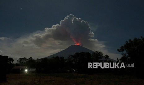 Cahaya magma dalam kawah Gunung Agung terpantul pada abu vulkanis ketika diabadikan dari Desa Datah, Karangasem, Bali, Jumat (29/6).