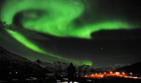  Cahaya Utara (Northern Lights) terlihat dekat kota Tromsoe, Norwegia utara, Selasa (24/1) malam setelah badai matahari terjadi. 