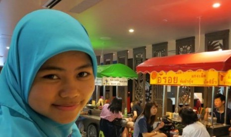 Cahyani Ariya Wiji, mahasiswa Indonesia di Jepang berpose dan menikmati makanan halal di kantin Kampus Kanda University of International Study, Chiba, Jepang