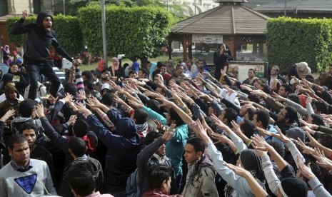 Cairo University students supporting the Muslim Brotherhood and deposed President Mohamed Mursi shout slogans at the university's campus in Cairo December 29, 2013. 