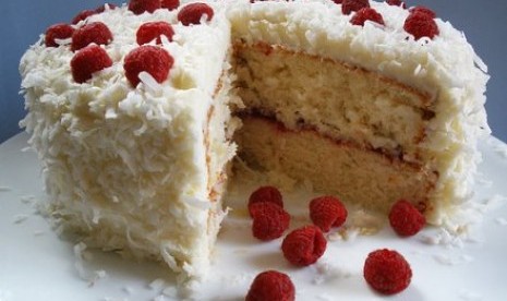 Cake kelapa dengan krim kelapa yang lembut gurih.