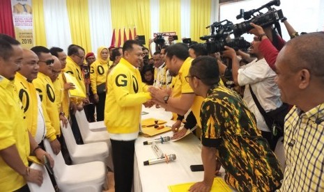 Caketum Golkar Bambang Soesatyo (Bamsoet) saat mengumpulkan formulir pendaftaran sebagai caketum ke DPP Golkar, Jakarta, Senin (2/12).