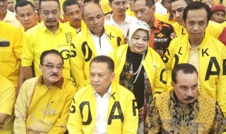 Caketum Golkar Bambang Soesatyo (Bamsoet) saat mengumpulkan formulir pendaftaran sebagai caketum ke DPP Golkar, Jakarta, Senin (2/12).