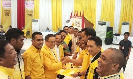 Caketum Golkar Indra Bambang Utoyo resmi mengumpulkan formulir pendaftaran sebagai caketum ke DPP Golkar, Jakarta, Senin (2/12). 