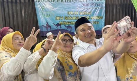 Caleg DPR RI dari Partai Golkar Erwin Aksa (kanan) berswafoto dengan pendukungnya.