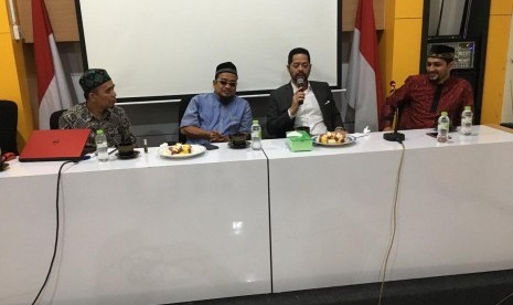 Caleg DPR RI Mohammad Kasif (baju merah), Sekjen Oke Oce Nasional Zulfikar Priyatna (jas), dalam  acara Sosialisasi Oke Oce Nasional di kantor DPD PKS Kota Bogor, Sabtu (6/4).