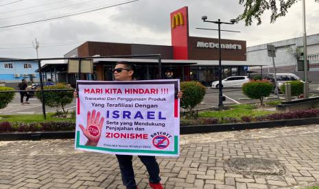 Caleg PDIP Maidestal Hari Mahesa menggelar demo boikot produk terafiliasi Israel di depan outlet Starbucks, Pizza Hut, dan McDonald