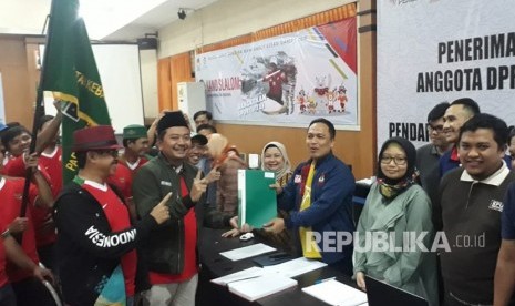 Caleg PKB se Jabar, mendaftar ke KPU Jabar sebagai Anggota Caleg DPR RI, DPRD Jabar dan DPRD Kabupaten/kota dengan menggunakan jersey Timnas, Ahad (15/7).