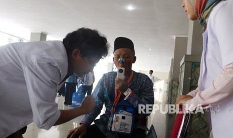 Calhaj Kloter Pertama berisiko tinggi melakukan tes kesehatan di Asrama Haji Jakarta Pondok Gede, Senin (16/7). 