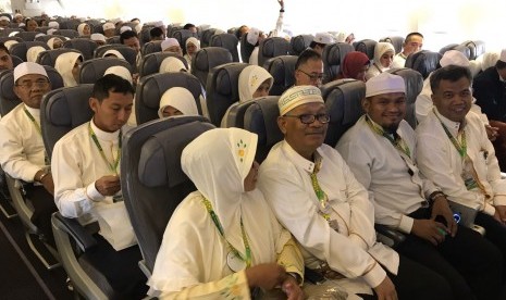 Jamaah haji menumpangi Saudia Airlines.