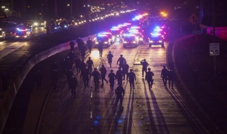 California Highway Patrol officers walk to clear the 101 freeway from protesters in Los Angeles, California, following Monday's grand jury decision in the shooting of Michael Brown in Ferguson, Missouri, November 25, 2014.