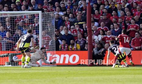 Callum Hudson-Odoi (kanan) dari Nottingham Forest mencetak gol kemenangan ke gawang Manchester City dalam pertandingan Liga Primer Inggris di City Ground, Nottingham, Sabtu (8/3/2025).