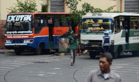 Calo angkutan umum menunggu calon penumpang