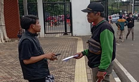 Calo di GBK sedang transaksi dengan penonton yang tak punya tiket (ilustrasi). Asosiasi Promotor Musik Indonesia (APMI) menilai keberadaan calo tiket yang kembali marak seiring mulai menggeliatnya lagi festival musik dan konser di Tanah Air sebagai hal lumrah dalam dunia bisnis hiburan.