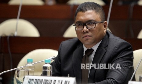 Anggota Badan Pengawas Pemilu (Bawaslu), Fritz Edward Siregar, mengatakan 243 bapaslon diduga tidak mematuhi protokol kesehatan saat mendaftarkan ke kantor KPU.