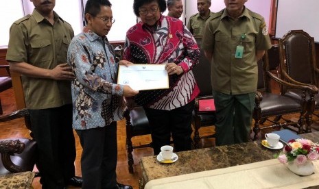 Calon anggota DPD dapil Maluku Utara, Tjatur Sapto Edy menyampaikan surat permohonan izin pembangunan jalan ke Menteri Lingkungan Hidup dan Kehutanan, Siti Nurbaya, Senin (11/2).