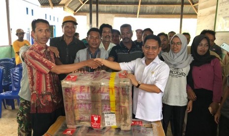 Calon anggota DPD, Tjatur Sapto Edy saat menyerahkan bantuan alat pengelolaan air bersih di Madapolo, Maluku Utara.