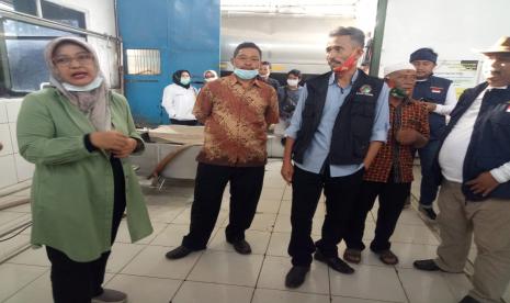 Calon Bupati Bandung, Kurnia Agustina melakukan belusukan di daerah Kecamatan Pasirjambu, Kabupaten Bandung, Selasa (3/11) hingga menyusuri gang.