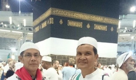  Calon bupati Bima, Nusa Tenggara Barat (NTB) Abdul Khayir (kanan) di depan Kabah.