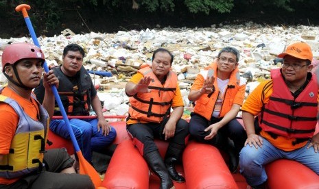 Calon Gubenur DKI Hidayat Nur Wahid dan Cawagub Didik J Rachbini melambaikan tangan saat menyusuri kali ciliwung dalam memperingati Hari Lingkungan Hidup Sedunia di kawasan Kalibata, Jakarta Selatan, Selasa (5/6).