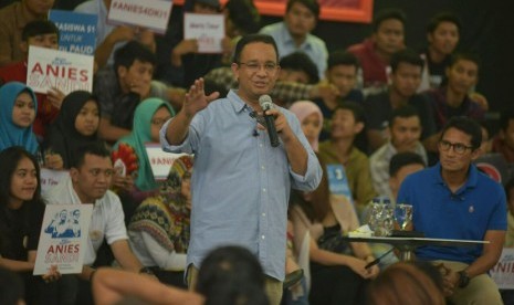 Calon Gubernur  Anies Baswedan melakukan pertemuan rutin Rabu Bersama dengan relawan, warga dan komunitas di Gelanggang Remaja, Otista, Jakarta Timur, Rabu (4/1). 