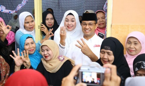 Calon gubernur Anies Baswedan menghadiri Maulid Nabi bersama majelis taklim Nurul Iman.