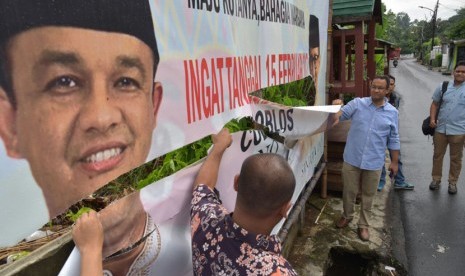 Calon Gubernur Anies Baswedan meninjau spanduk kampanye yang dirusak di Jalan Lebak Bulus II Rabu pagi (4/1).