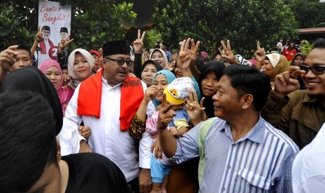 Calon Gubernur Banten nomor urut 2 Rano Karno (tengah) menyapa warga saat blusukan untuk berkampanye di Kampung Cibebek, Cipocok, Serang, Banten, Senin (21/11). 