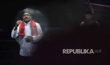 Calon Gubernur Banten nomor urut dua Rano Karno (kiri) disaksikan cagub Embay Mulya Syarief menyampaikan paparan pada debat publik Pemilihan Kepala Daerah (Pilkada) Banten di Pusat Perfilman Usmar Ismail, Jakarta, Minggu (29/1).