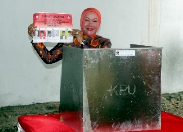 Calon Gubernur Banten Ratu Atut Chosiyah (kanan) memperlihatkan surat suara pada pencoblosan Pemilihan Gubernur di TPS V Kubil, Kecamatan Ciposok, Serang, Banten, Sabtu (22/10).