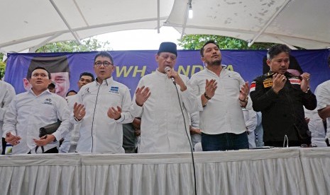 Calon Gubernur Banten Wahidin Halim (kedua kiri) didampingi sejumlah anggota tim pemenangan berdoa bersama di kantor WH-Andika Center, Pinang, Banten, Rabu (15/2). Wahidin Halim memberikan pernyataan kemenangannya berdasarkan sejumlah hasil survey dengan k