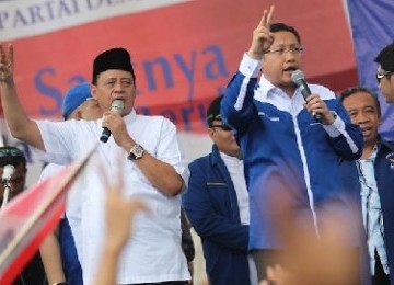 Calon Gubernur Banten, Wahidin Halim yang diusung partai Demokrat yang berpasangan dengan Irna Narulita.