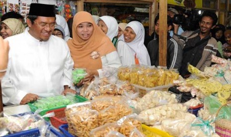  Calon Gubernur (Cagub) Jawa Barat, Ahmad Heryawan bersama istri Netty Prasetyani Heryawan saat mengunjungi Pasar Cilimus, Kabupaten Kuningan.