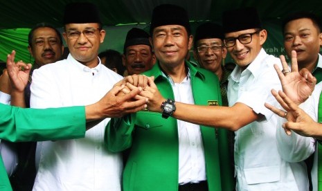 Calon Gubernur dan Calon Wakil Gubernur DKI Jakarta Anies Baswedan (kiri) dan Sandiaga Uno (kanan) berjabat tangan dengan Ketua Dewan Pimpinan Wilayah Partai Persatuan Pembangunan (DPW PPP) DKI Jakarta Abraham Lunggana (tengah) saat menghadiri deklarasi 