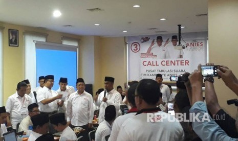 Calon gubernur dan wakil gubernur Anies Baswedan-Sandiaga Uno bersama petinggi PKS melakukan konferensi pers terkait hasil exit poll tim internal di kantor DPP PKS, Jakarta Selatan, Rabu (19/4).